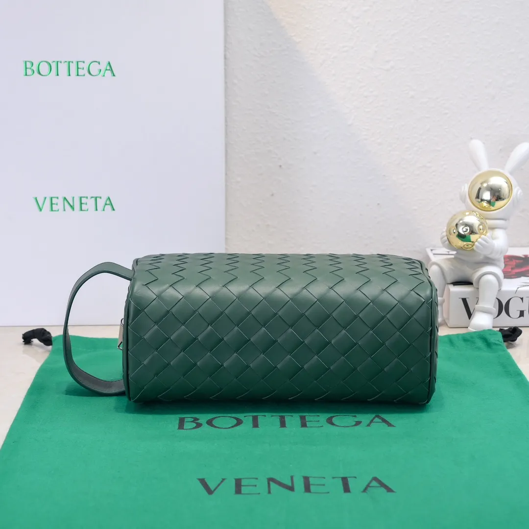 Batch 1280 BOTTEGA VENETA 2024 new INTRECCIATO classic toiletry bag, the choice of discerning people. The low-key luxury quality is the interpretation of its brand. If you like low-key BV, it is the first choice~~ Style number: 7799 Size: 26*13*10cm